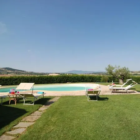 Hébergement de vacances Sleeps 12 Pool Wifi